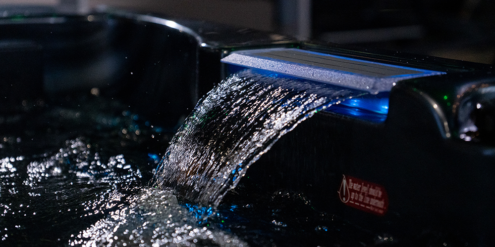 Prywatna wanna SPA Aquajoy w wnętrzu pokoju hotelowego